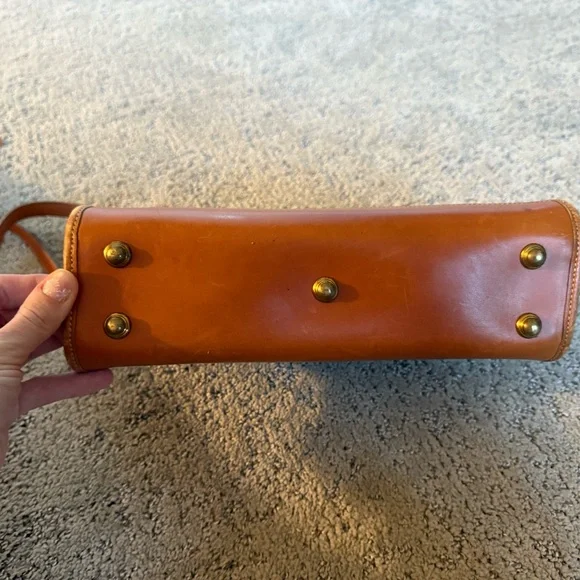 Vintage cream Dooney and Bourke crossbody - Picture 6 of 7